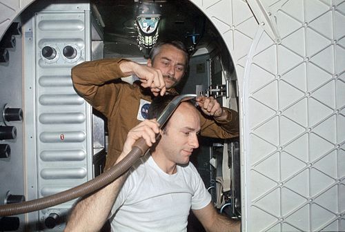 파일:external/upload.wikimedia.org/500px-Skylab_3_haircut.jpg