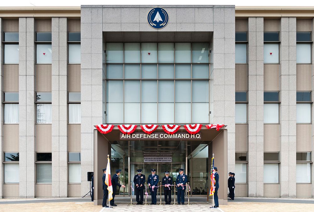 파일:1280px-US_and_Japanese_leaders_cut_the_ribbon_during_the_opening_ceremony_for_the_new_Japan_Air_Self-Defense_Force_Air_Defense_Command_Headquarters.jpg