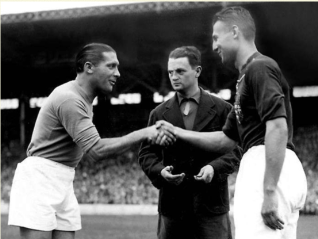 파일:1938 프랑스 월드컵 결승전에서 사로시와 악수하는 메아차.png