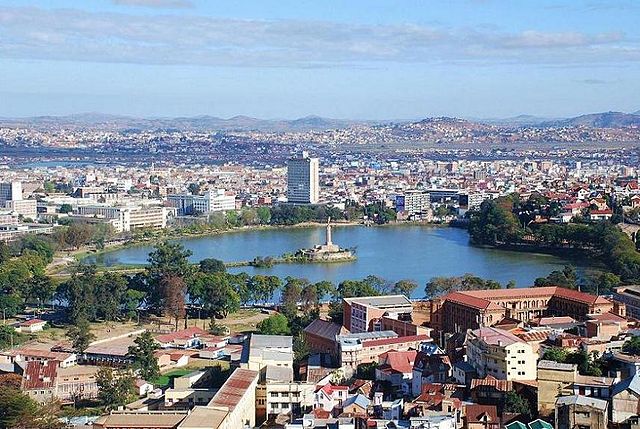 파일:external/upload.wikimedia.org/640px-Lake_Anosy%2C_Central_Antananarivo%2C_Capital_of_Madagascar%2C_Photo_by_Sascha_Grabow.jpg
