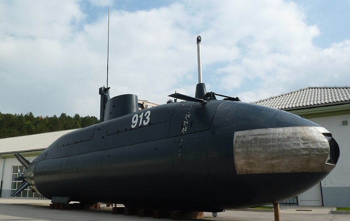 파일:1280px-Mini_Submarine,_Park_of_Military_History,_Pivka,_Slovenia_(8457057307).jpg