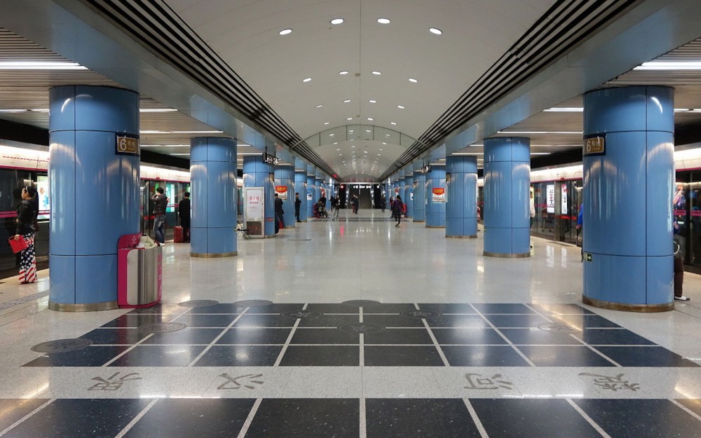 파일:Dongsi_Station_(Line_5)_Platform_20131109.jpg
