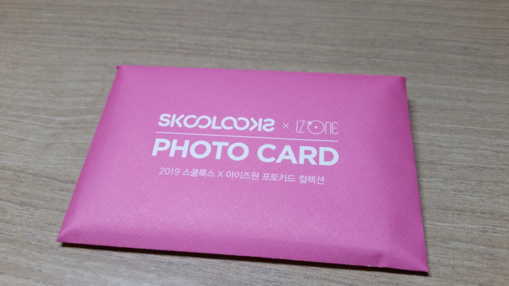 파일:SKOOLOOKS x IZONE photo card.jpg
