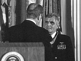 파일:external/upload.wikimedia.org/320px-US_Navy_050706-N-0000X-002_Medal_of_Honor_awarded_to_Rear_Admiral_James_B._Stockdale.jpg