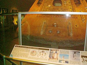 파일:external/upload.wikimedia.org/300px-ShimadaK2008-Apollo15_Command_Module_Endeavour_at_Museum_of_the_US_Air_ForceP-ICT2563.jpg
