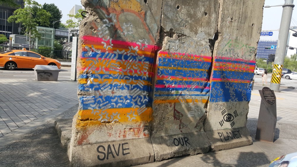 파일:Seoul Berlin Wall Vandalism 2.jpg