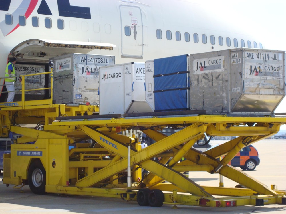 파일:Unloading_JAL_747.jpg