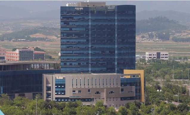 파일:폭파되기 직전에 찍은 남북공동연락사무소의 모습.png