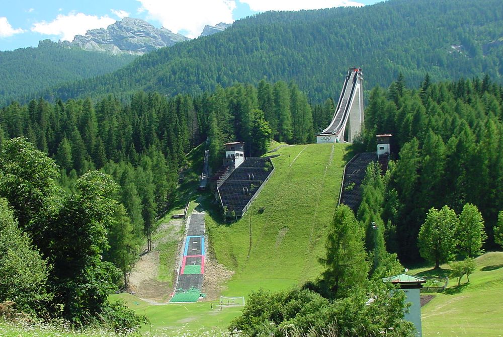 파일:Olympic-Ski-Jumping-hill-Cortina.jpg