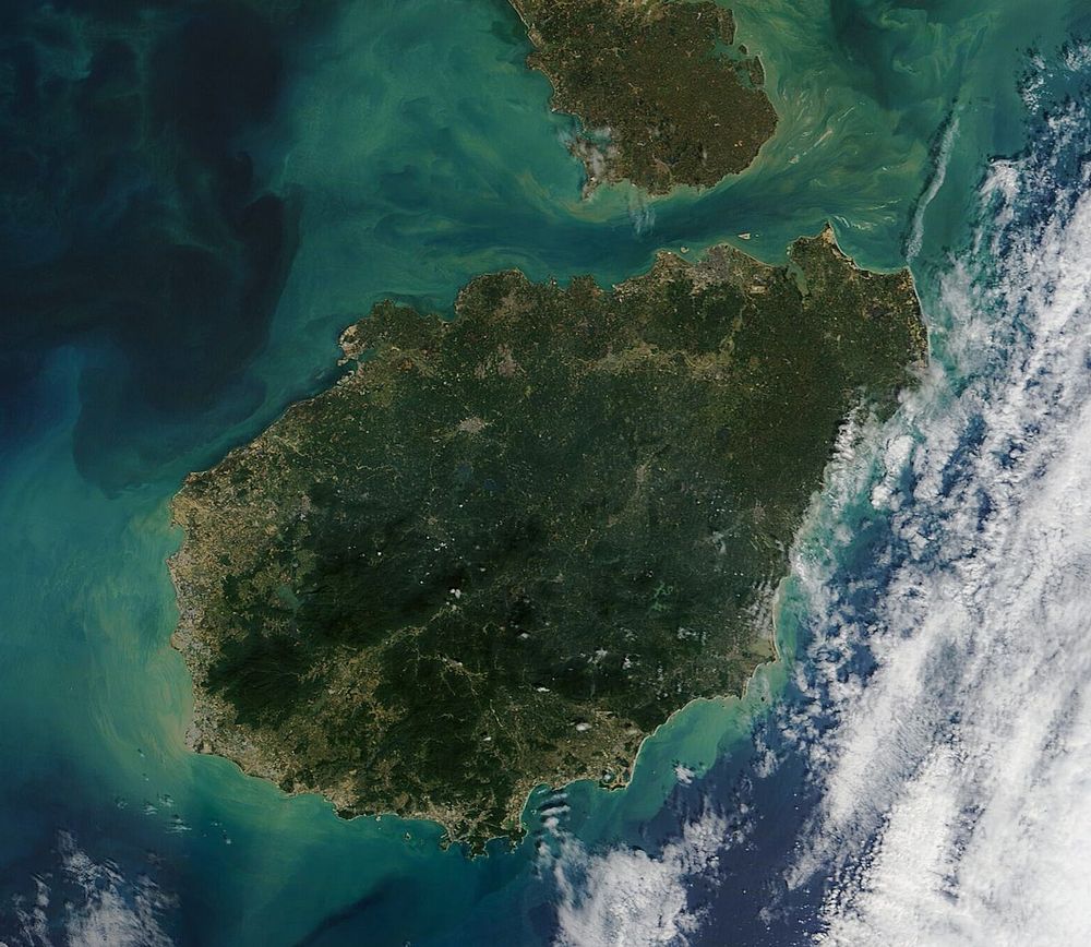 파일:Hainan_NASA_Terra_MODIS_2020-11-13.jpg