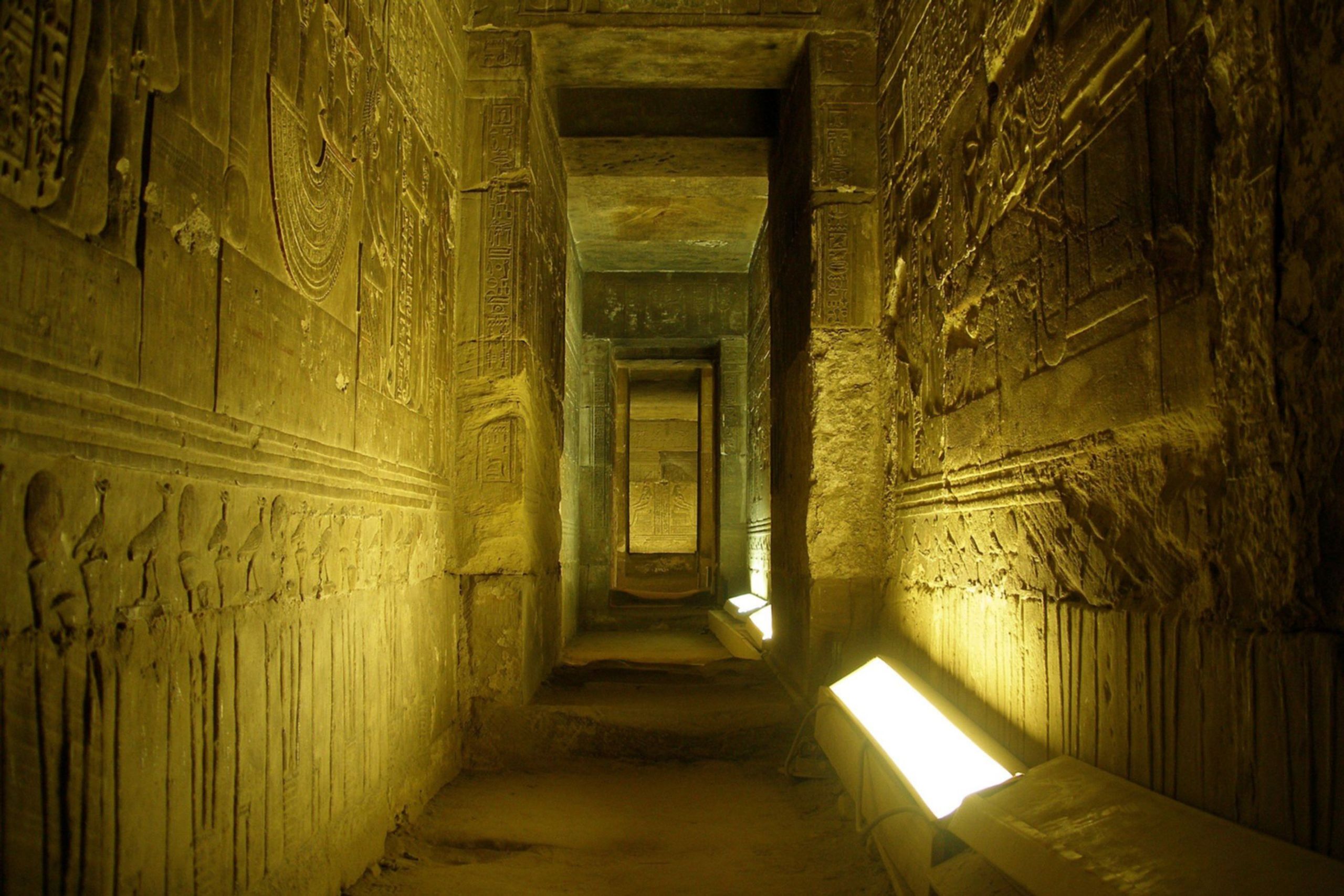 파일:Temple_of_Hathor,_Dark_interior,_Dendera,_Egypt.jpg
