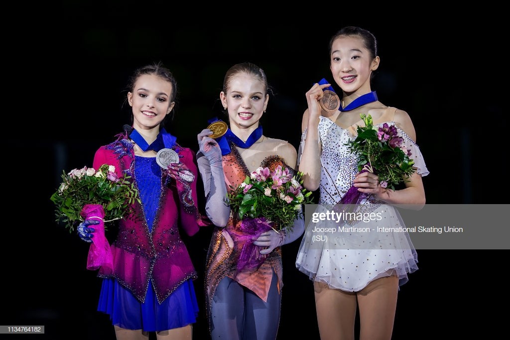파일:2019 주니어 세계선수권 여자싱글 포디움.jpg
