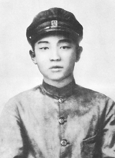파일:external/upload.wikimedia.org/Kim_Il-sung_in_1927.jpg