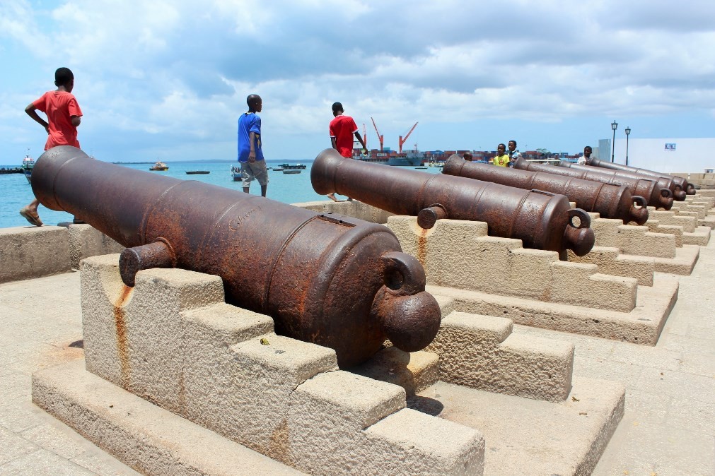 파일:Cannons-Old-Fort-Zanzibar.jpg