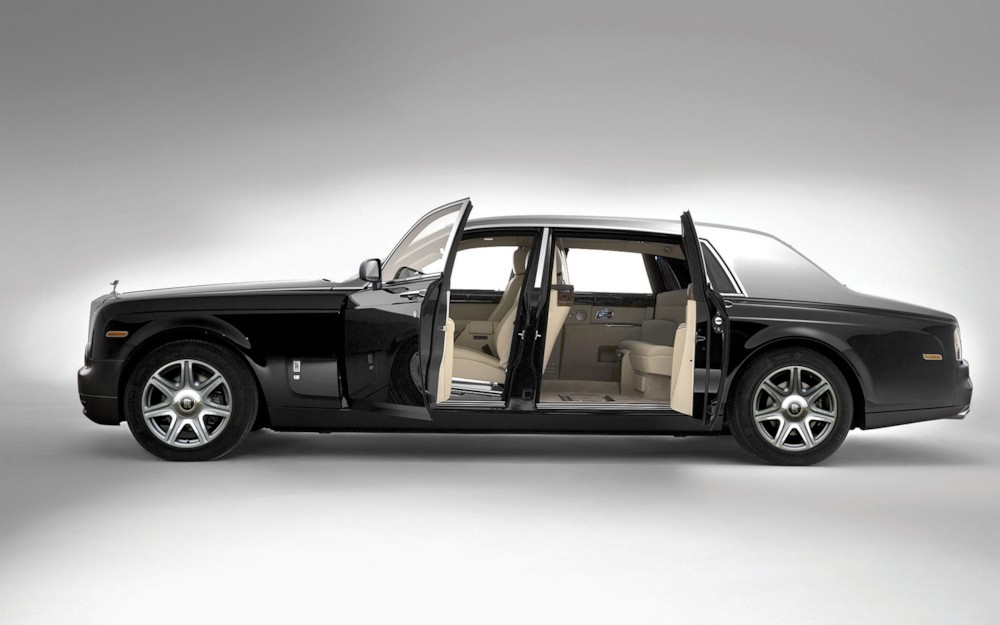 파일:external/st.motortrend.com/Rolls-Royce-Extended-Wheelbase-side-door-opens.jpg