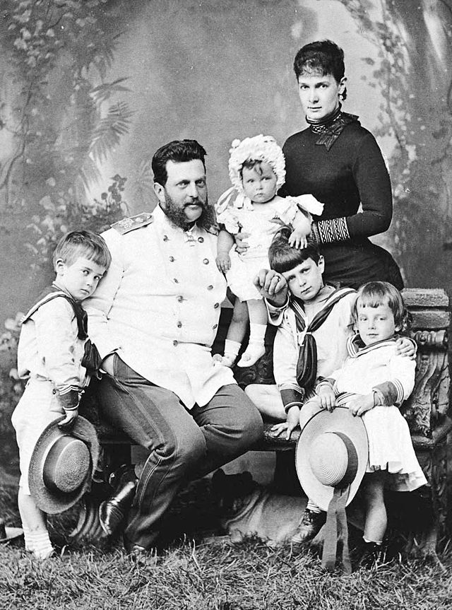 파일:Vladimir_Alexandrovich_of_Russia_with_family_by_S.Levitskiy_(c.1883).jpg
