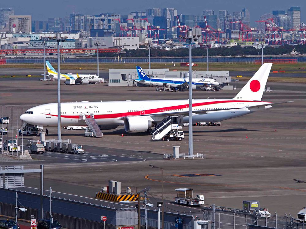 파일:JASDF_80-1111_Government_of_Japan_Boeing_777-300ER_at_Haneda_2018.jpg