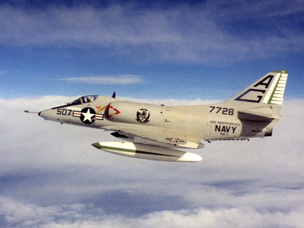 파일:external/upload.wikimedia.org/A-4C_Skyhawk_from_VSF-1_in_flight_over_the_Med_c1968.jpg