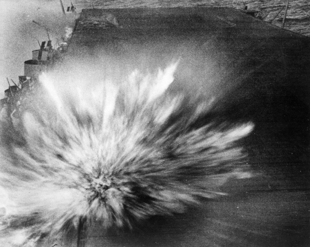파일:external/upload.wikimedia.org/USS_enterprise-bomb_hit-Bat_eastern_Solomons.jpg