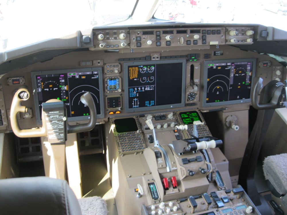 파일:Boeing_767-300F_Glass_Cockpit.jpg