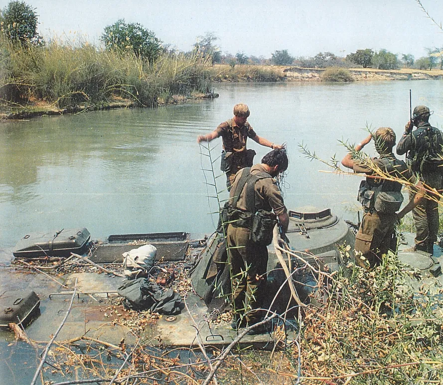 파일:South African Recces try to recover an Angolan PT-76 from this river during Operation Protea in 1981. They eventually destroyed it after being unable to recover it.jpg