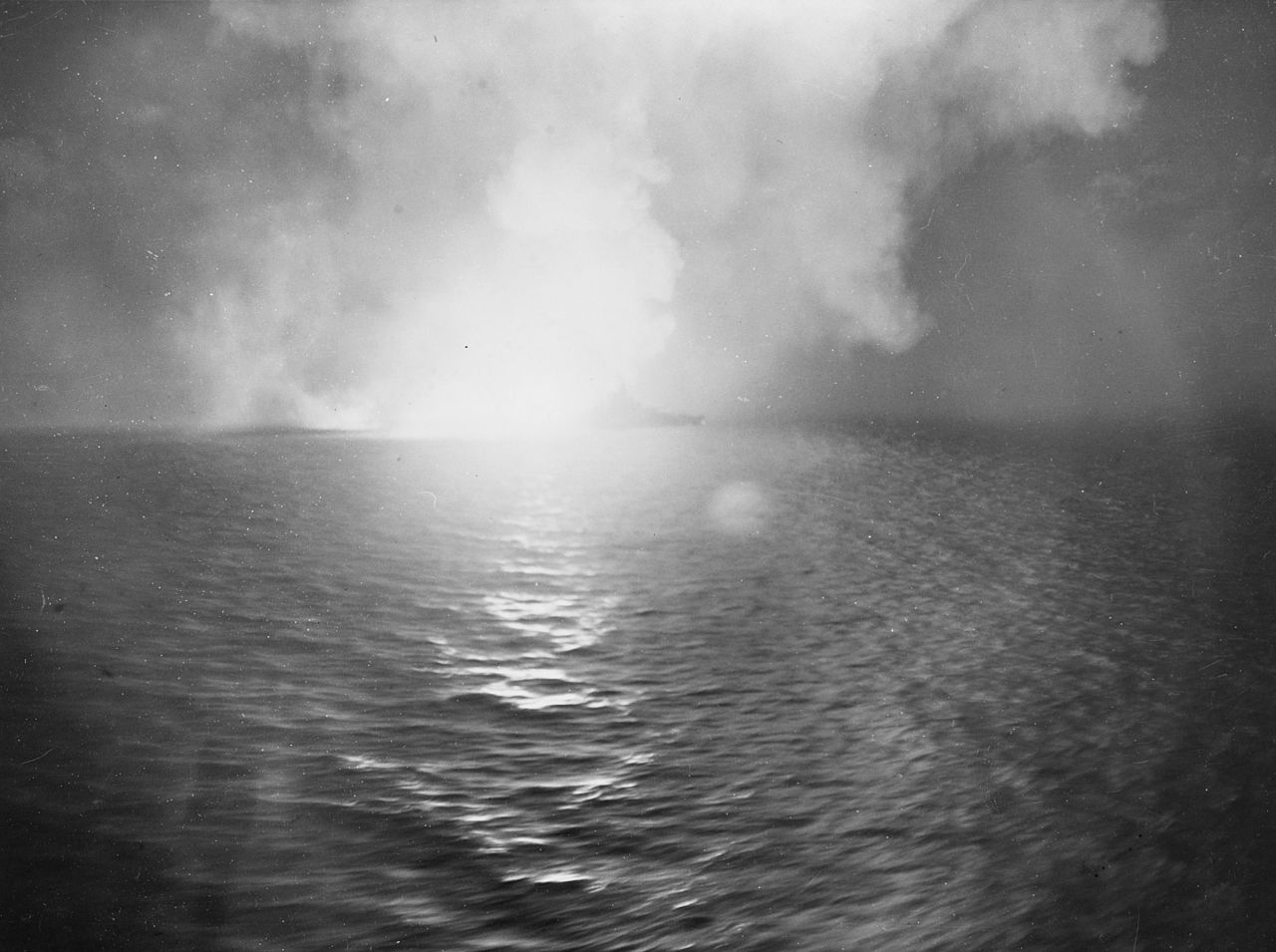 파일:USS_West_Virginia_(BB-48)_firing_during_the_Battle_of_Surigao_Strait_in_October_1944.jpg