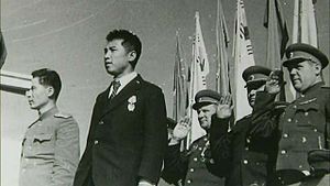 파일:external/upload.wikimedia.org/300px-Soviet_military_advisers_attending_North_Korean_mass_event.jpg