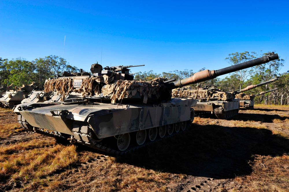 파일:Abrams_tanks_and_M113AS4s_during_Predator's_Strike_2011.jpg