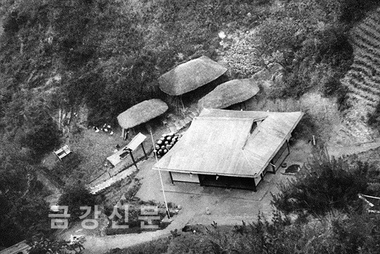 파일:구인사 현 광도실 위치에 자리한 1960년대 중반 보타전과 주변 모습.jpg