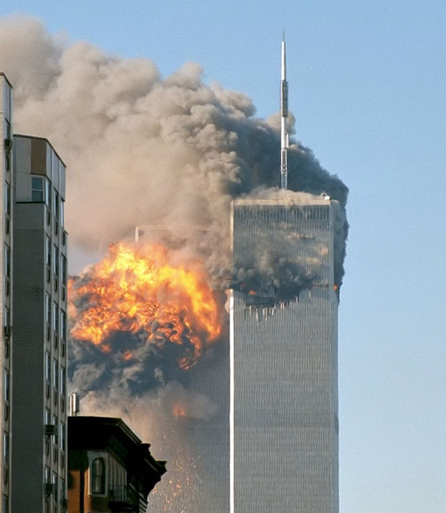 파일:external/upload.wikimedia.org/640px-North_face_south_tower_after_plane_strike_9-11.jpg