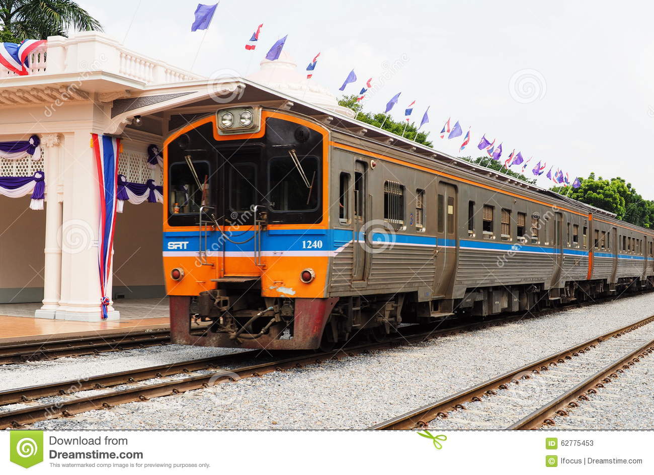 파일:external/thumbs.dreamstime.com/intercity-train-bangkok-thailand-october-passes-station-royal-pavilion-chitrlada-october-62775453.jpg