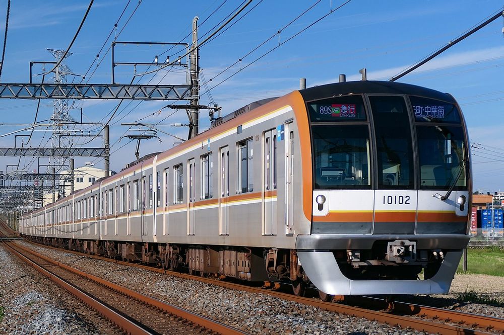 파일:Tokyo-Metro-Series10000_10102.jpg