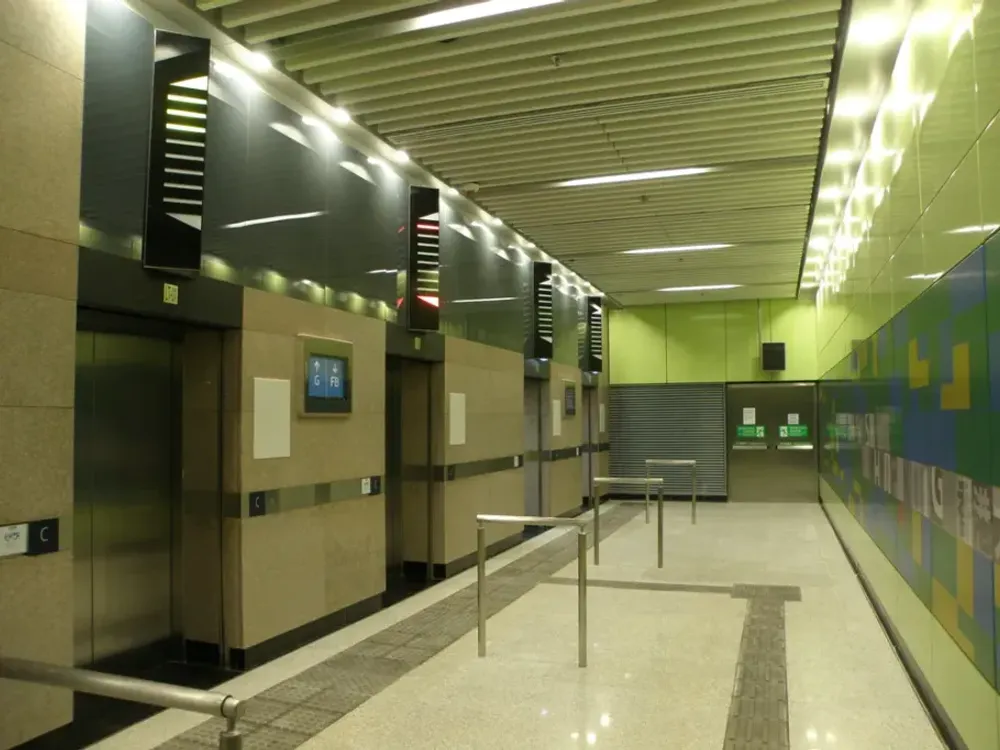 파일:HKU_Station_lift_connect_concourse_and_exit.jpg