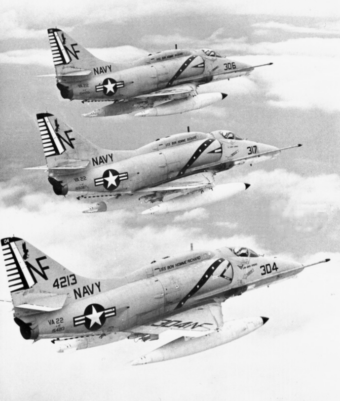 파일:external/upload.wikimedia.org/A-4F_Skyhawks_VA-22_in_flight_1970.jpg