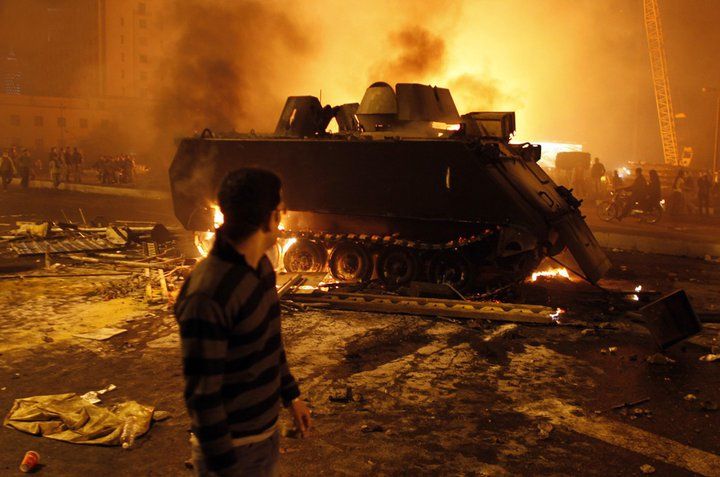 파일:Burning M113 APC, Egyptian Revolution 2011, Cairo.jpg