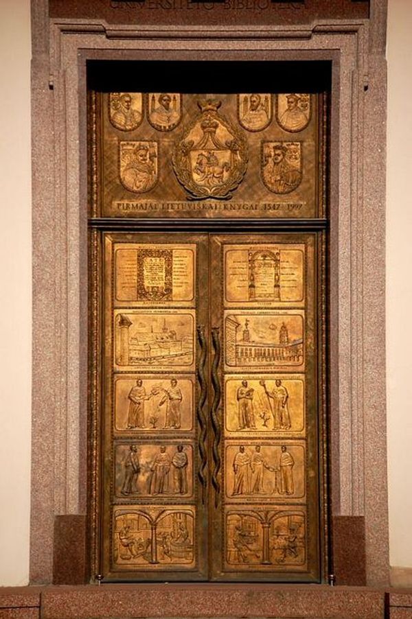 파일:Bronze_door_of_Vilnius_University_library.Lithuania.jpg
