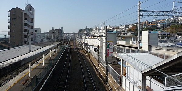파일:external/upload.wikimedia.org/600px-JR_Shioya_and_Sanyo-Shioya_Station.jpg