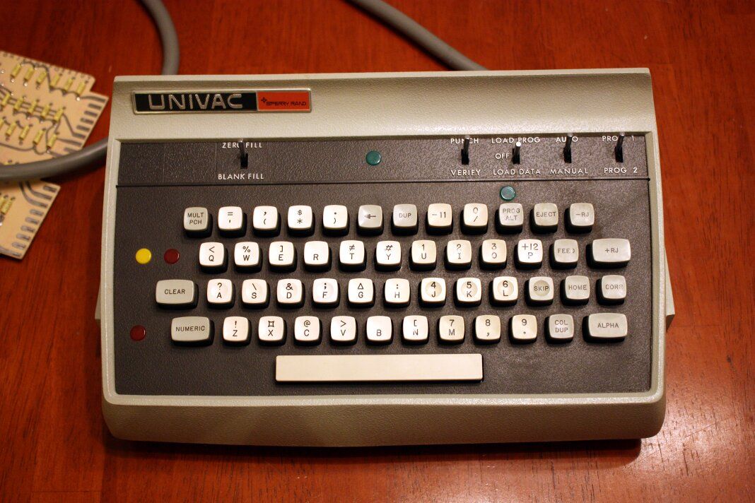 파일:UNIVAC 컴퓨터용 천공카드 키보드.jpg