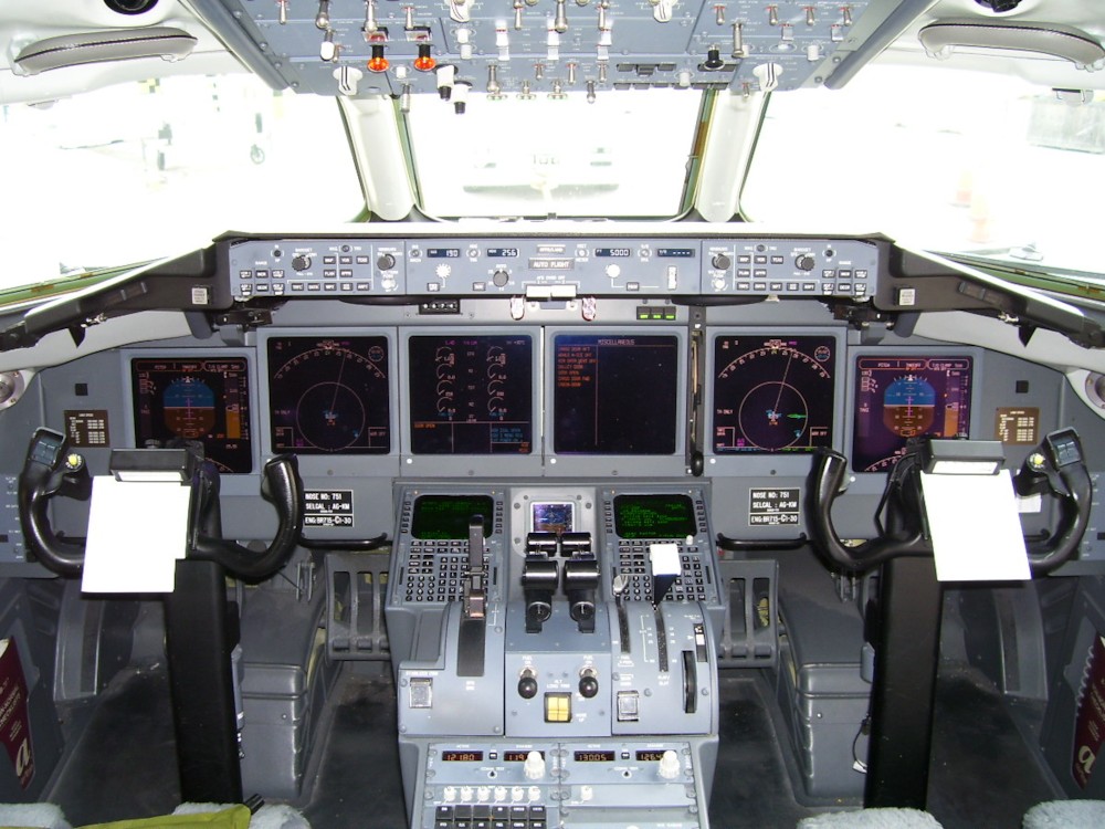 파일:external/upload.wikimedia.org/N938AT_Boeing_717_flight_deck.jpg