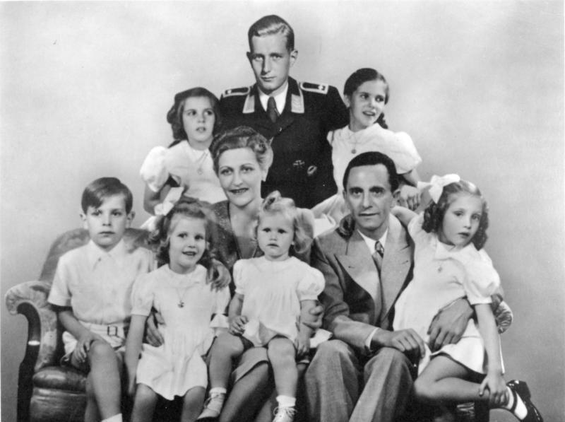파일:external/upload.wikimedia.org/Bundesarchiv_Bild_146-1978-086-03%2C_Joseph_Goebbels_mit_Familie.jpg