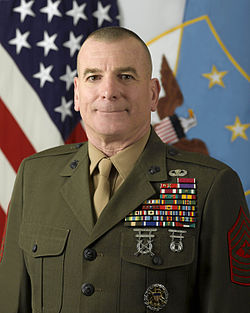 파일:external/upload.wikimedia.org/250px-SgtMaj_Bryan_Battaglia%2C_Senior_Enlisted_Advisor_to_the_Chairman_of_the_Joint_Chiefs_of_Staff.jpg