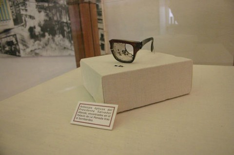 파일:external/tomorrowstarted.com/Salvador-Allende-glasses-assasination-480x319.jpg