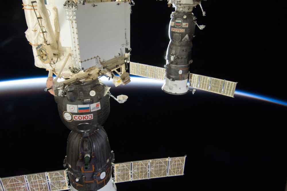 파일:external/upload.wikimedia.org/ISS-30_Soyuz_TMA-03M_and_Progress_M-13M.jpg