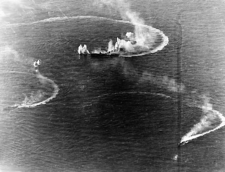 파일:external/upload.wikimedia.org/Japanese_aircraft_carrier_Zuikaku_and_two_destroyers_under_attack.jpg