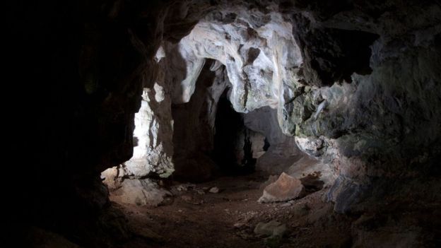 파일:Gwendoline Cave in Clare, Ireland.jpg
