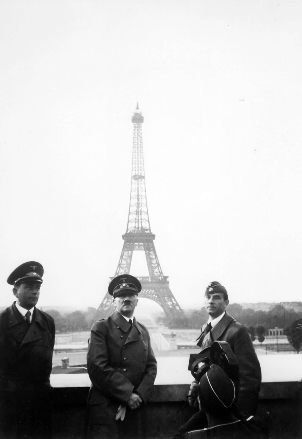파일:Adolf_Hitler_in_Paris_1940.jpg