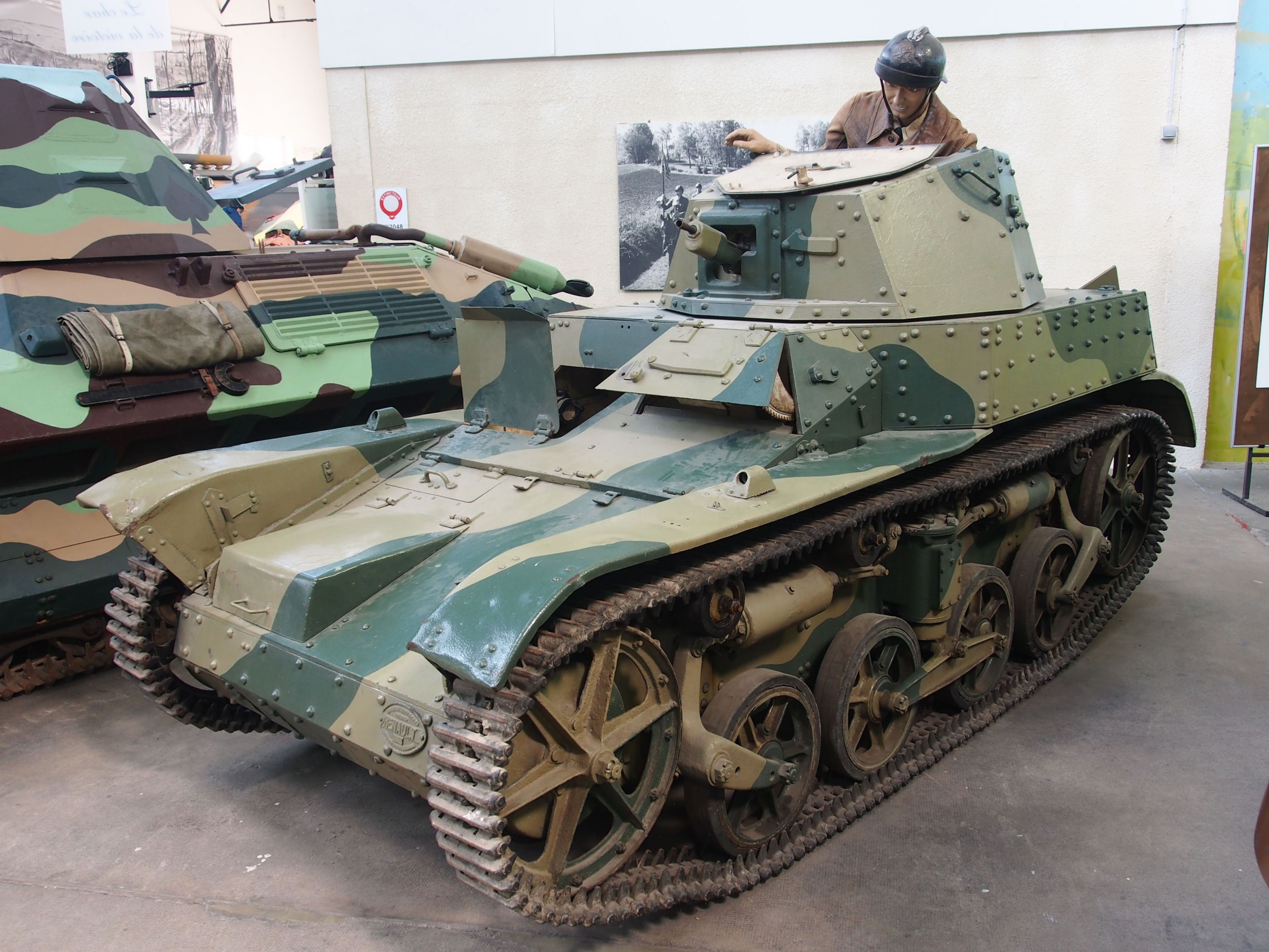 파일:Renault_AMR_33,_Tanks_in_the_Musée_des_Blindés,_France,_pic-4.jpg