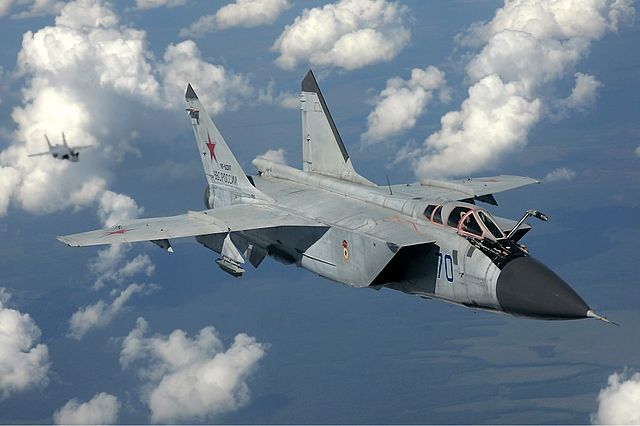 파일:external/upload.wikimedia.org/640px-Russian_Air_Force_MiG-31_inflight_Pichugin.jpg