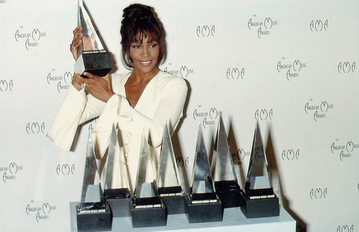 파일:1994-Whitney-Houston-hold-018.jpg