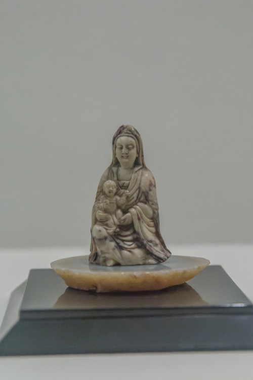 파일:일본 26위 성인 기념관의 마리아 관음 돌조각.jpg